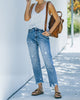 Kurze Jeans mit geradem Bein und Rissen