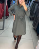 Kleid mit Knöpfen und Schleife in der Taille