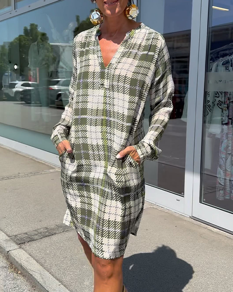 Freizeitkleid mit V-Ausschnitt und Karomuster