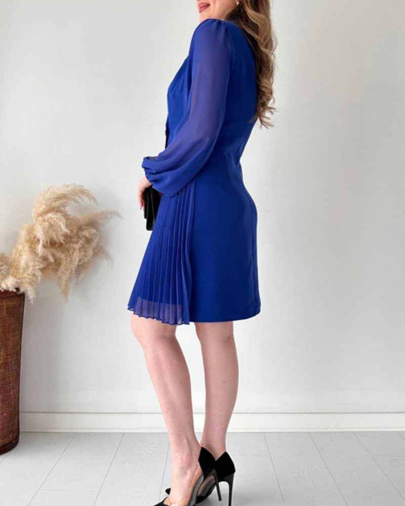 Kleid mit goldener Schnalle