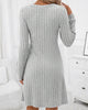 Geripptes einfarbiges Kleid mit V-Ausschnitt