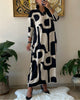 Langärmeliges Kleid mit schwarz-weißem Print