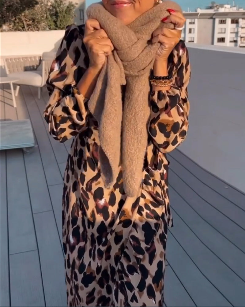 Leila | Kleid mit V-Ausschnitt und Leopardenmuster