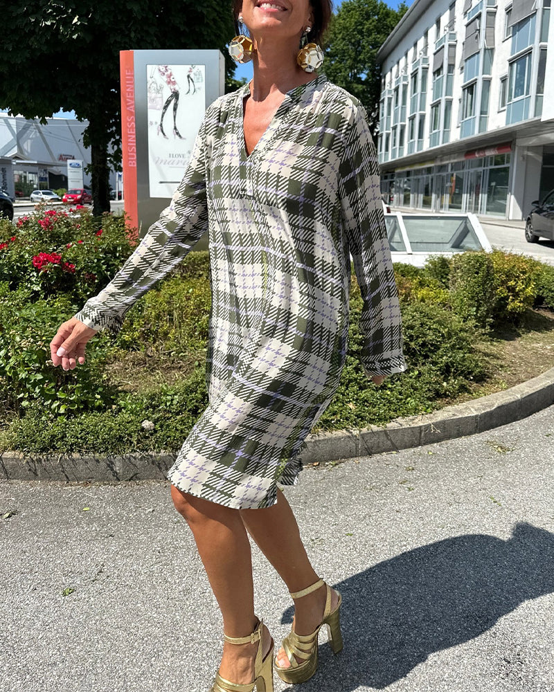 Freizeitkleid mit V-Ausschnitt und Karomuster