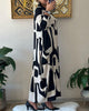 Langärmeliges Kleid mit schwarz-weißem Print