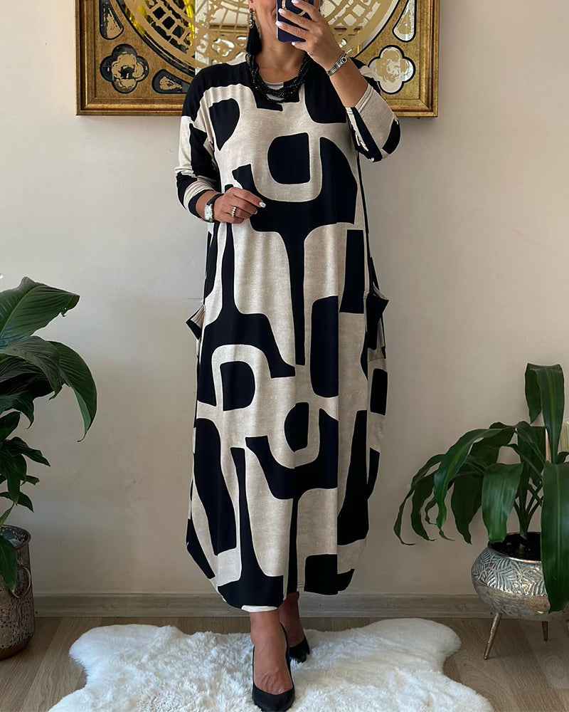 Langärmeliges Kleid mit schwarz-weißem Print