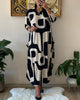 Langärmeliges Kleid mit schwarz-weißem Print