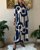 Langärmeliges Kleid mit schwarz-weißem Print