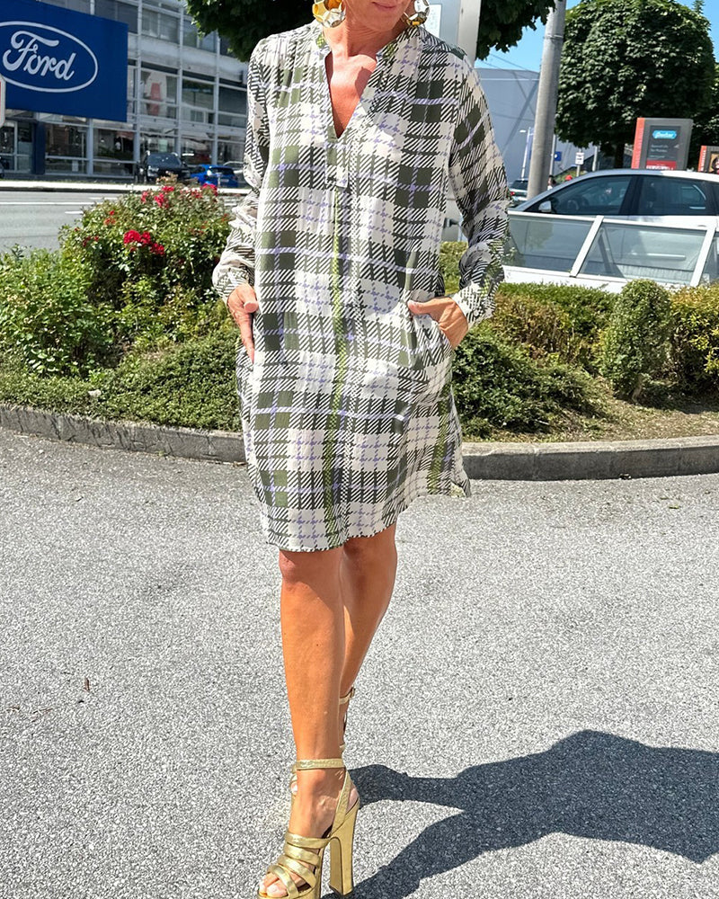 Freizeitkleid mit V-Ausschnitt und Karomuster