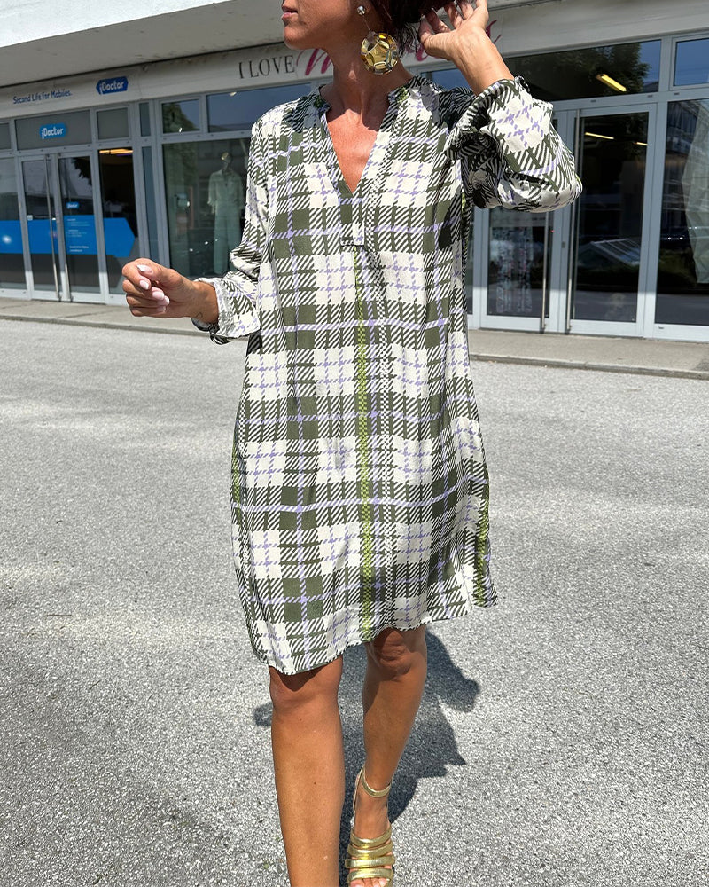 Freizeitkleid mit V-Ausschnitt und Karomuster