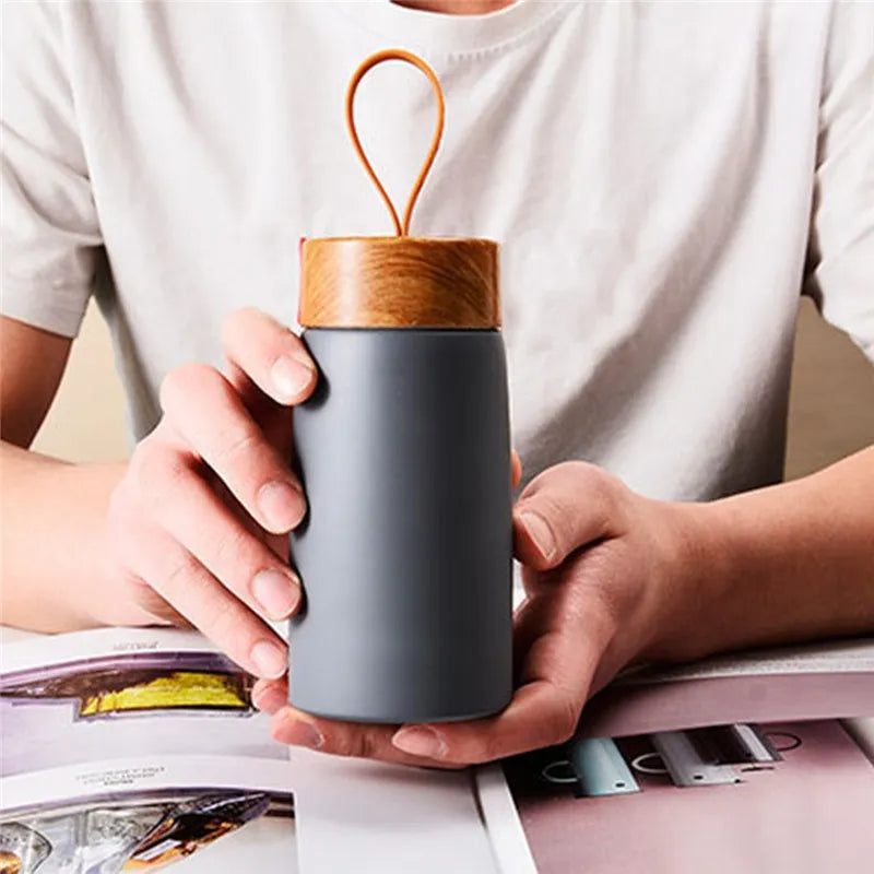 ThermoCup™ - Die tragbare Lösung für heißen Kaffee unterwegs.