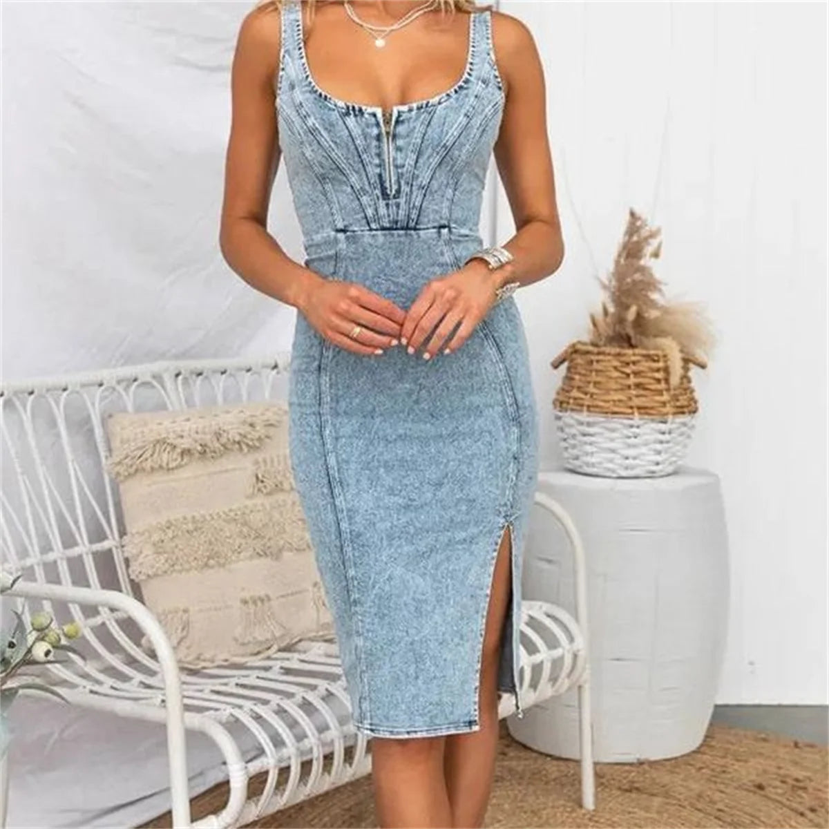 DenimGlam™ - Elegantes Damen-Halterneck-Jeanskleid für den Sommer 2024.