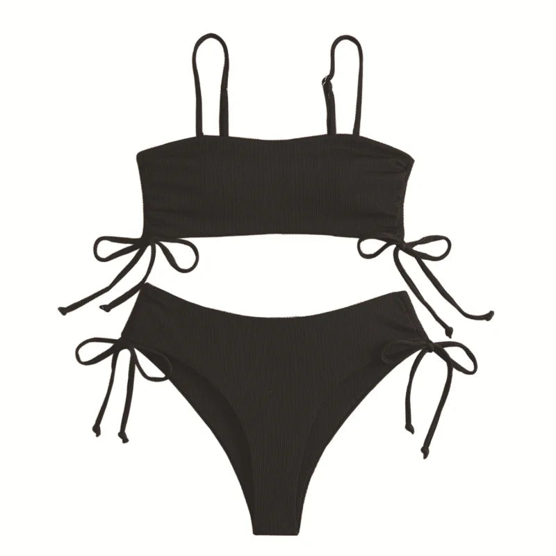 AquaChic™ - Der stilvolle, trägerlose Bikini für den ultimativen Strandlook.