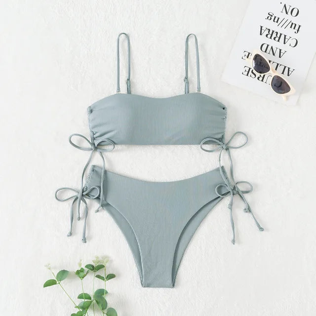 AquaChic™ - Der stilvolle, trägerlose Bikini für den ultimativen Strandlook.