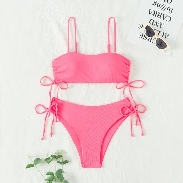 AquaChic™ - Der stilvolle, trägerlose Bikini für den ultimativen Strandlook.