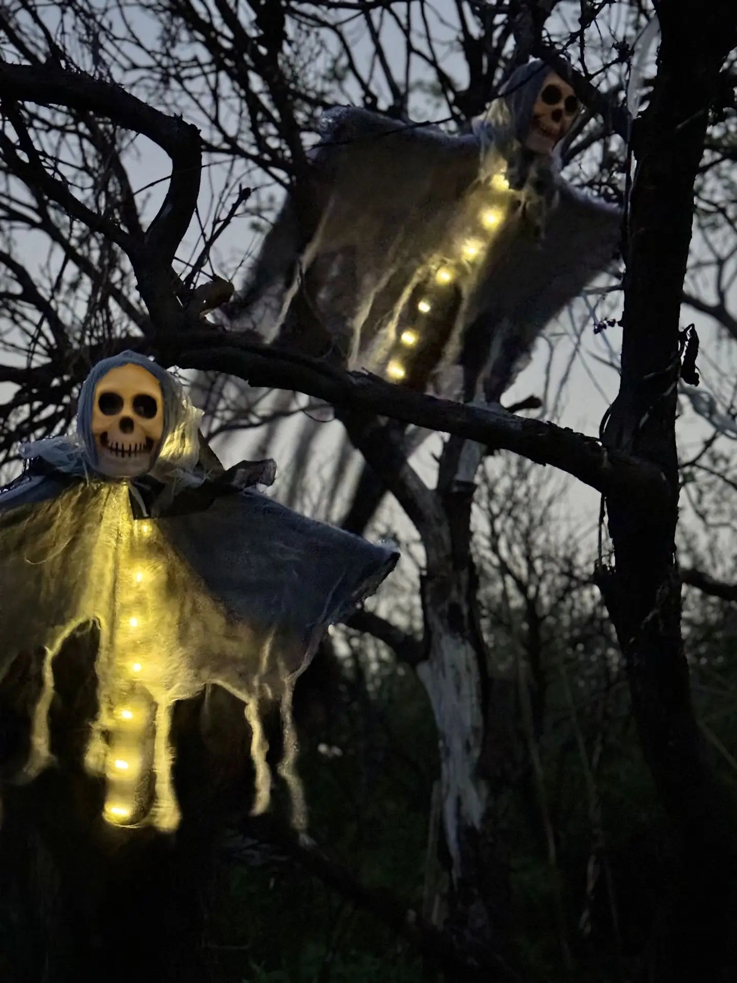SkullGhost™ - Leuchtender Halloween-Geist mit LED-Lichtern und Schädel zum Aufhängen.
