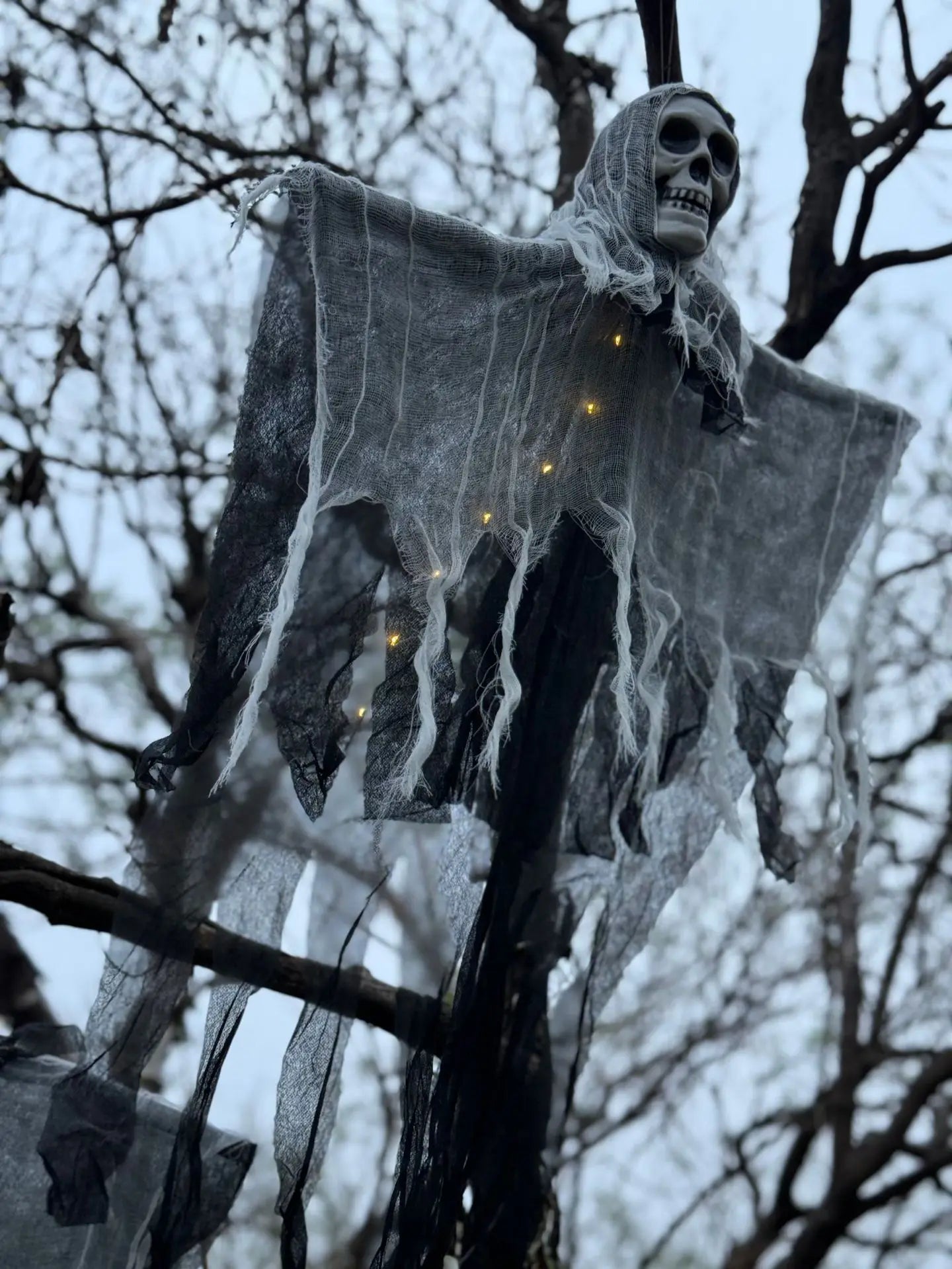 SkullGhost™ - Leuchtender Halloween-Geist mit LED-Lichtern und Schädel zum Aufhängen.