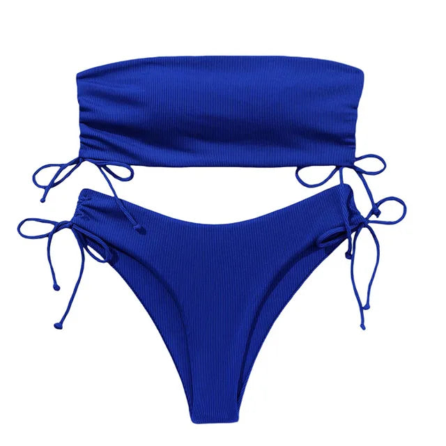 AquaChic™ - Der stilvolle, trägerlose Bikini für den ultimativen Strandlook.