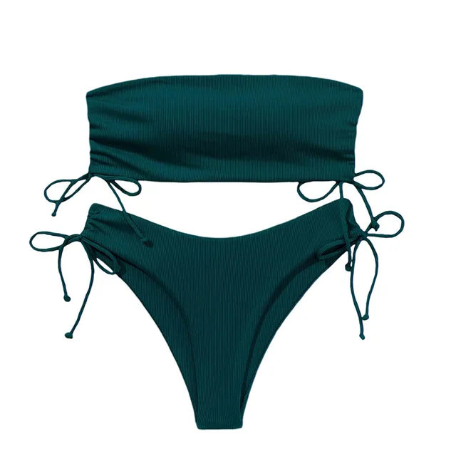 AquaChic™ - Der stilvolle, trägerlose Bikini für den ultimativen Strandlook.