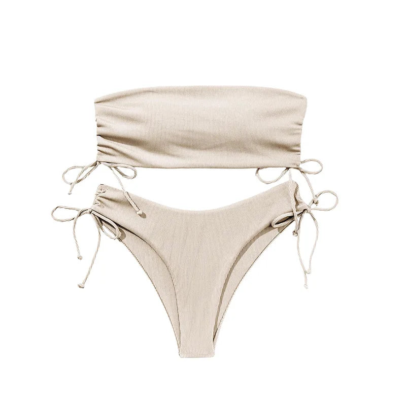 AquaChic™ - Der stilvolle, trägerlose Bikini für den ultimativen Strandlook.