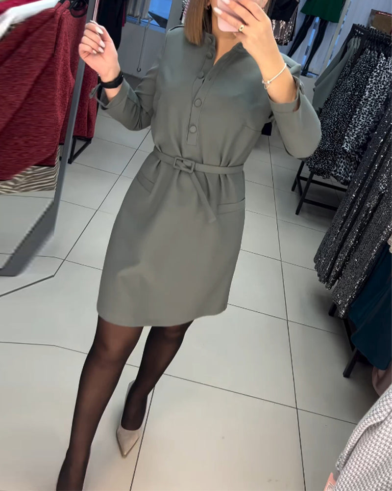 Kleid mit Knöpfen und Schleife in der Taille