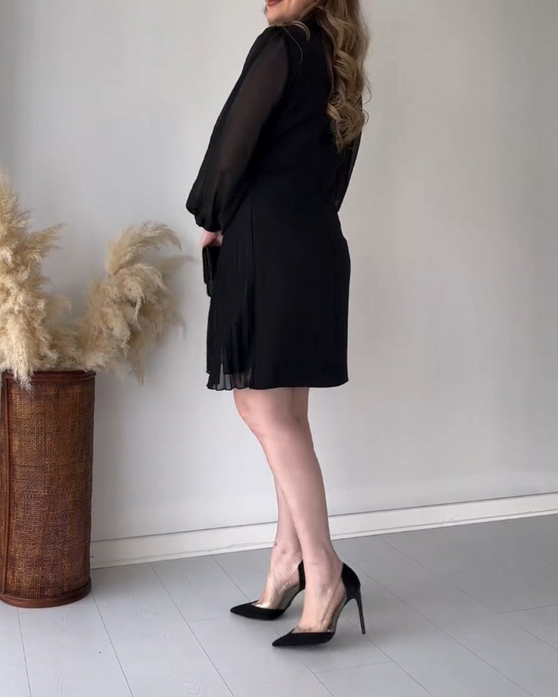 Kleid mit goldener Schnalle
