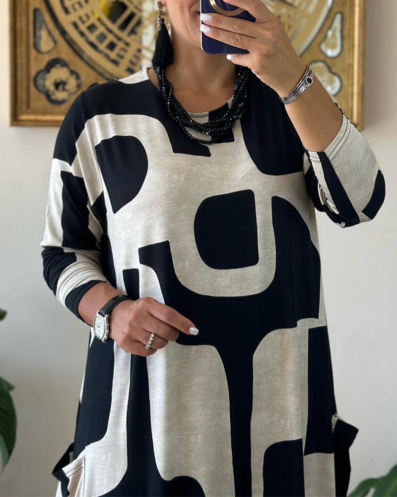 Langärmeliges Kleid mit schwarz-weißem Print