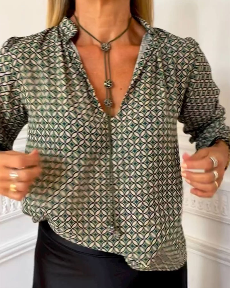 Lässige Bluse mit V-Ausschnitt und geometrischem Print
