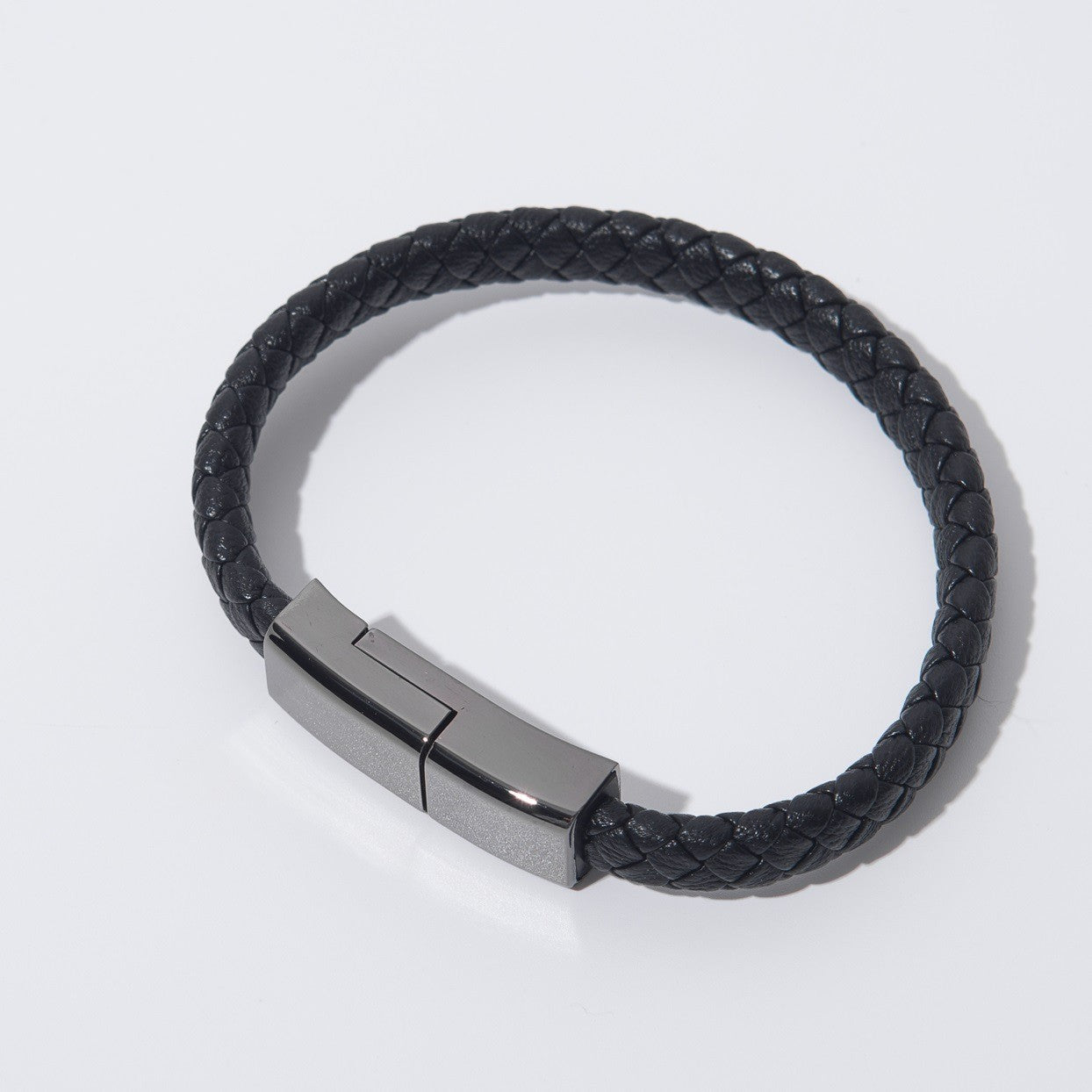 ChargeWear™ – Das stilvolle Armband, das gleichzeitig ein Ladekabel ist