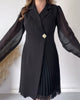 Kleid mit goldener Schnalle