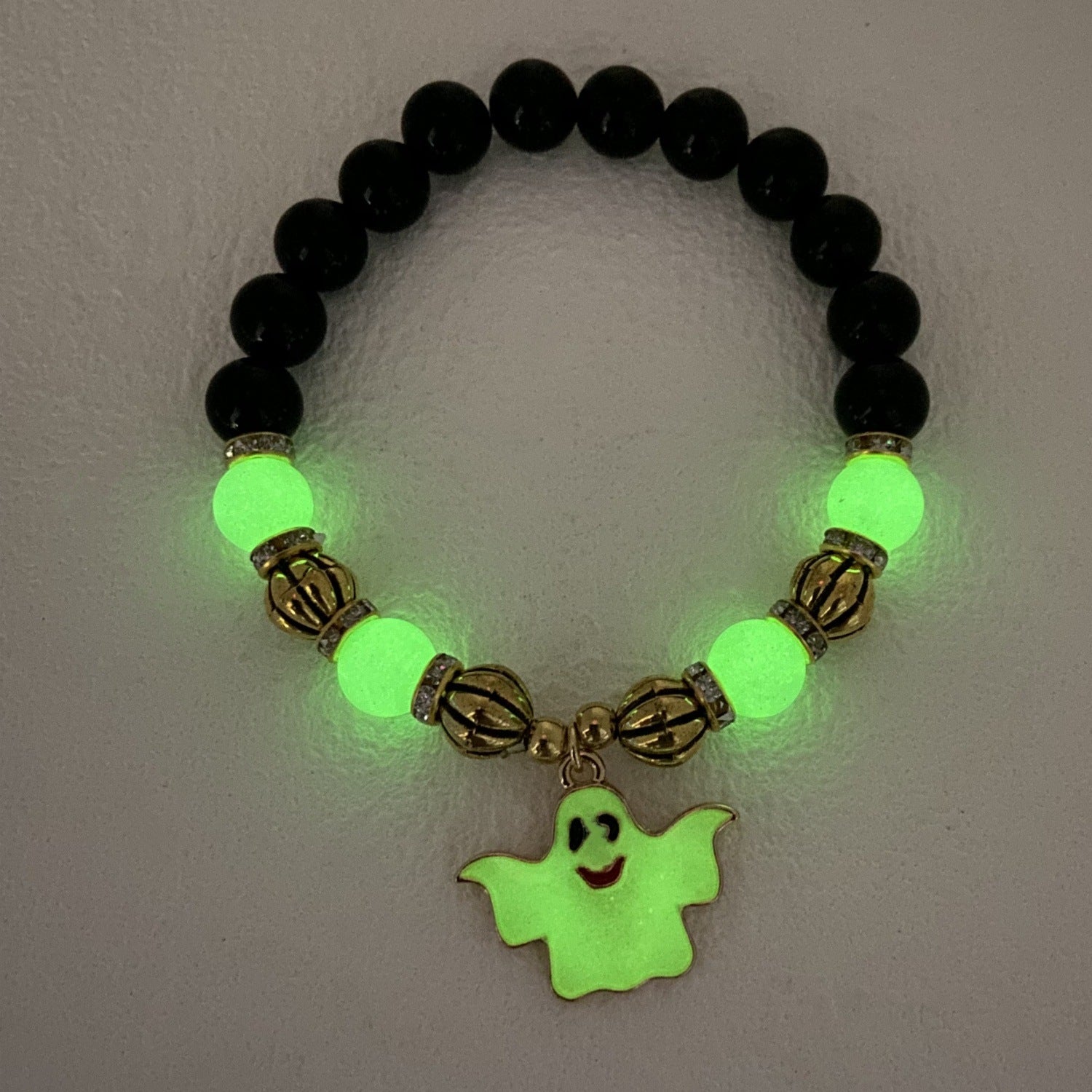GhostGlow™ – Das leuchtende Halloween-Armband mit Kürbiskopf und Geisterdesign.