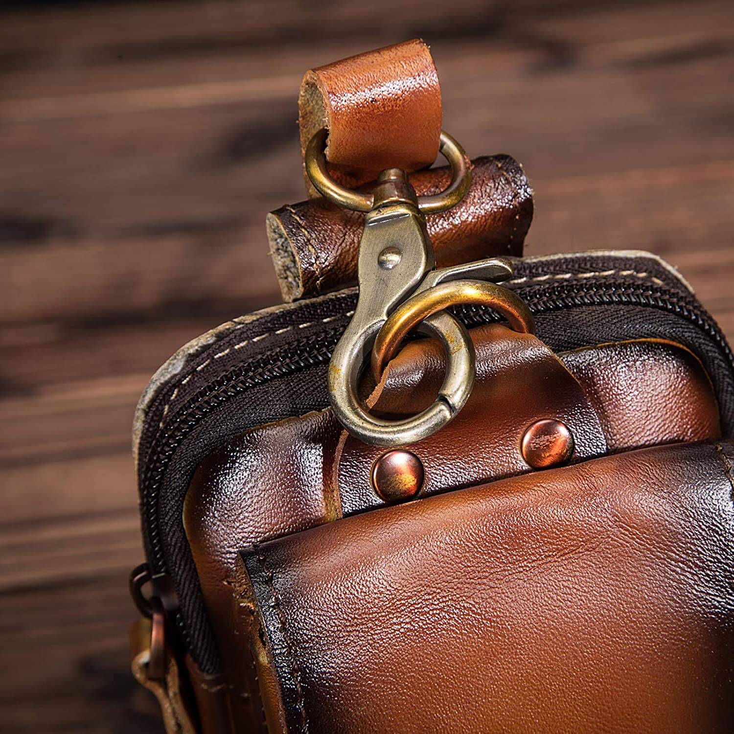 Lars | Gürteltasche aus Leder für Herren mit Magnetverschluss und verstellbarem Hüftgurt